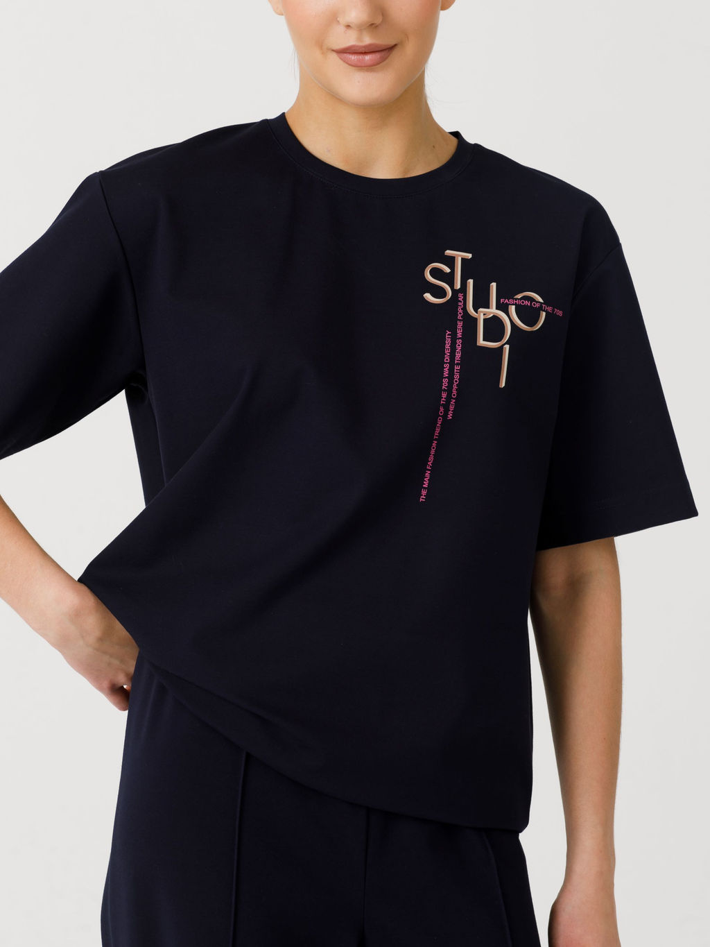 Комплект из футболки и брюк