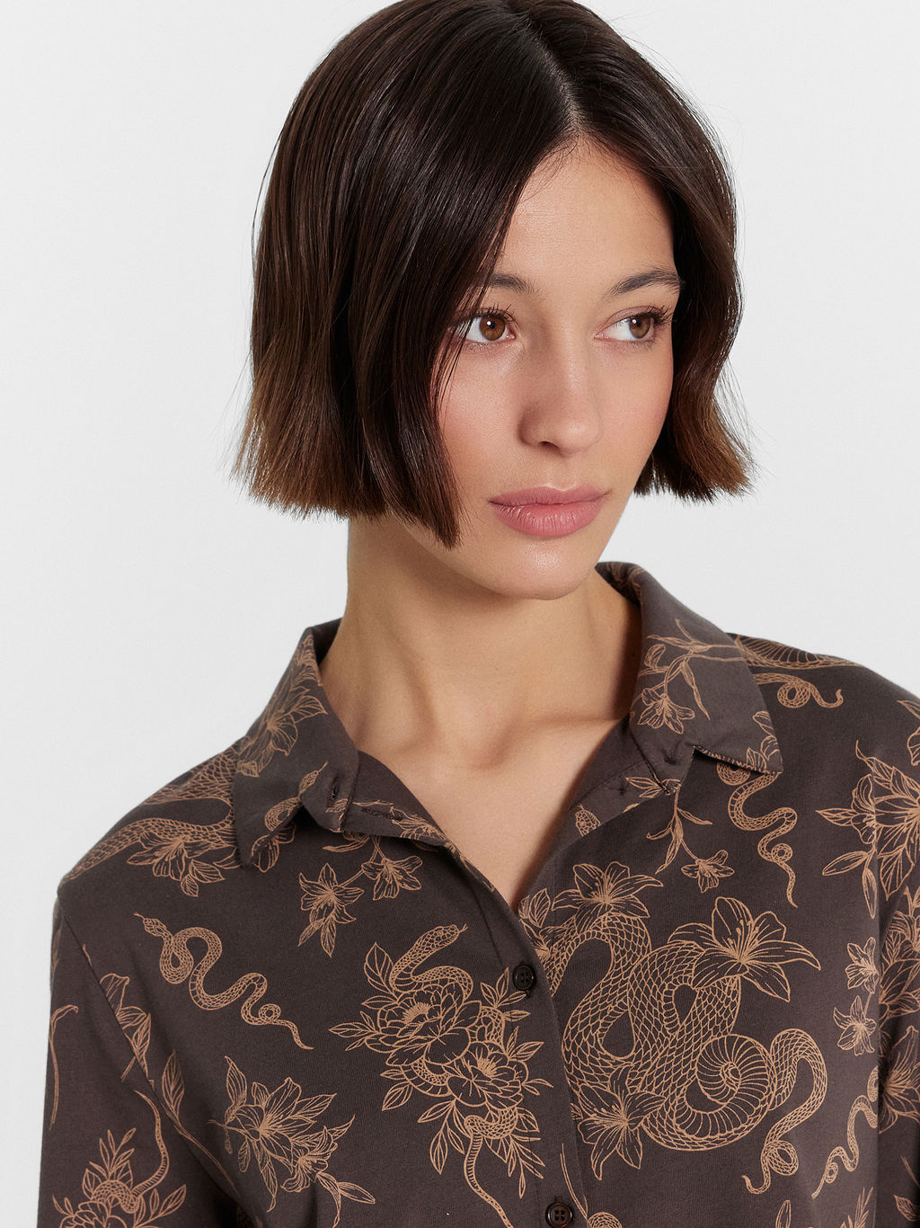 Пижама женская коричневая с принтом Змеи - Mark formelle фото 5