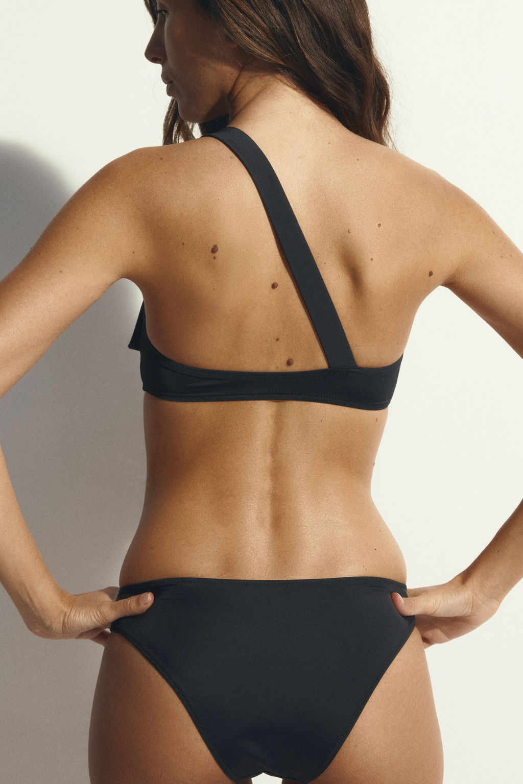 Top de bikini de un hombro con lazo decorativo - H&m фото 3