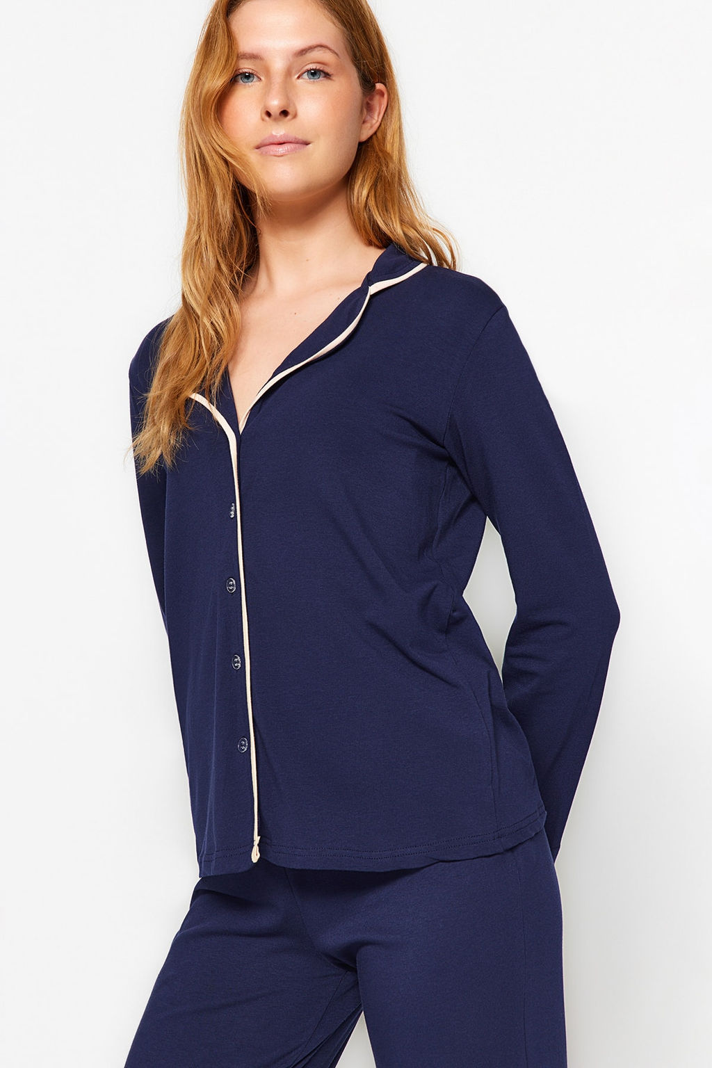 Trendyolmilla Koyu Ten Pamuklu Biye Detayl? Gomlek-Pantolon Orme Pijama Tak?m? THMAW24PT00025 фото 9