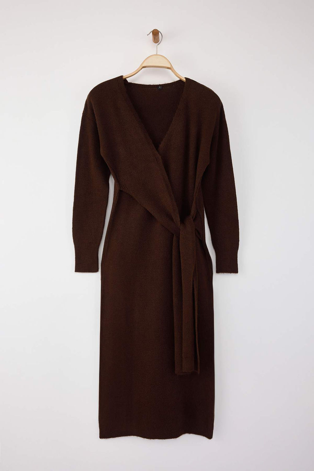 Koyu Kahverengi Yumusak Dokulu Midi Triko Kruvaze Yaka Baglamal? Elbise TWOAW21EL0260
