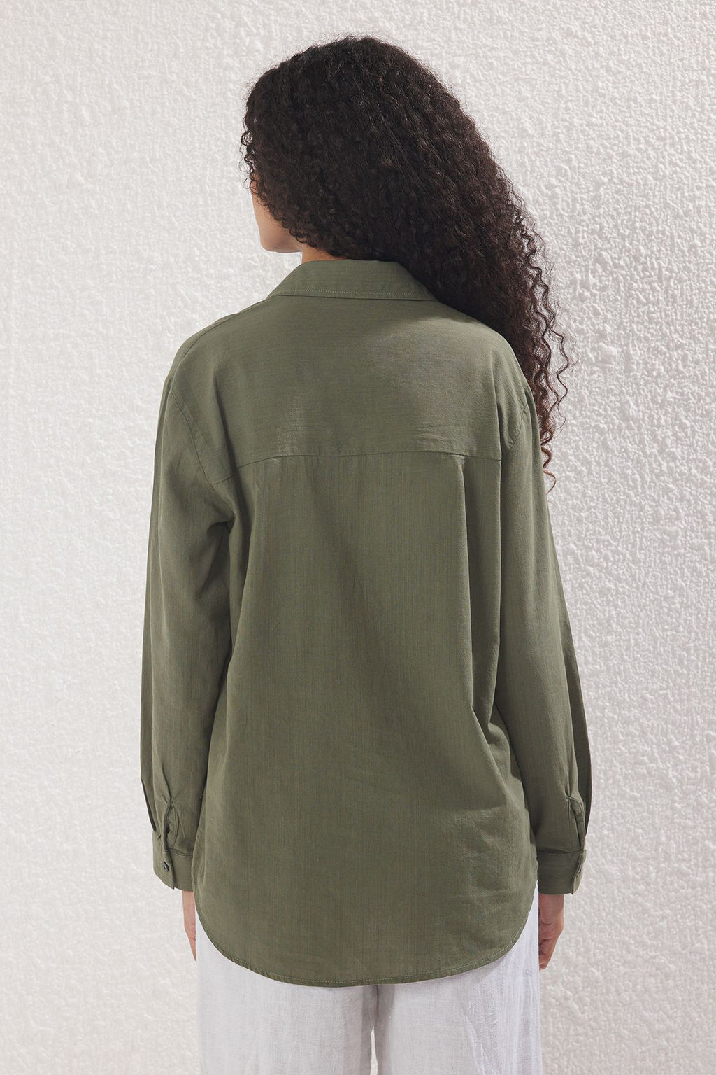 Haki Pamuk Kar?s?ml? Keten Gorunumlu Oversize Genis Kal?p Dokuma Gomlek TWOSS25GO00096