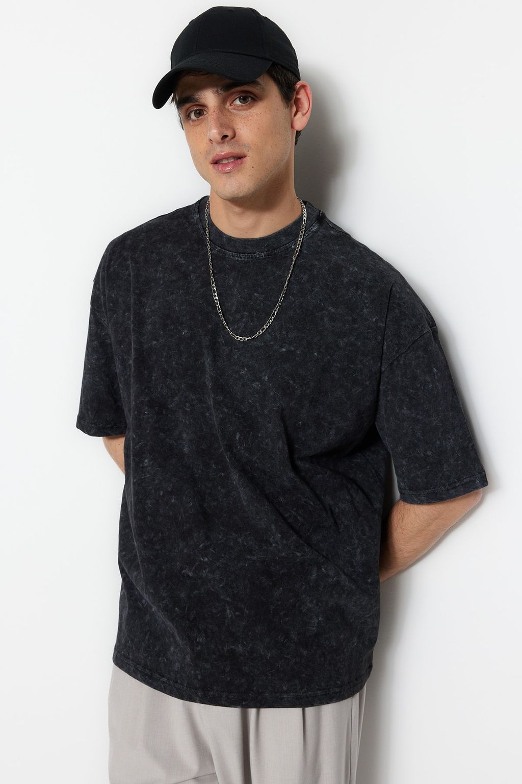 TRENDYOL MAN Oversize/Genis Kesim Eskitme/Soluk Efektli %100 Pamuklu T-Shirt TMNSS23TS00169