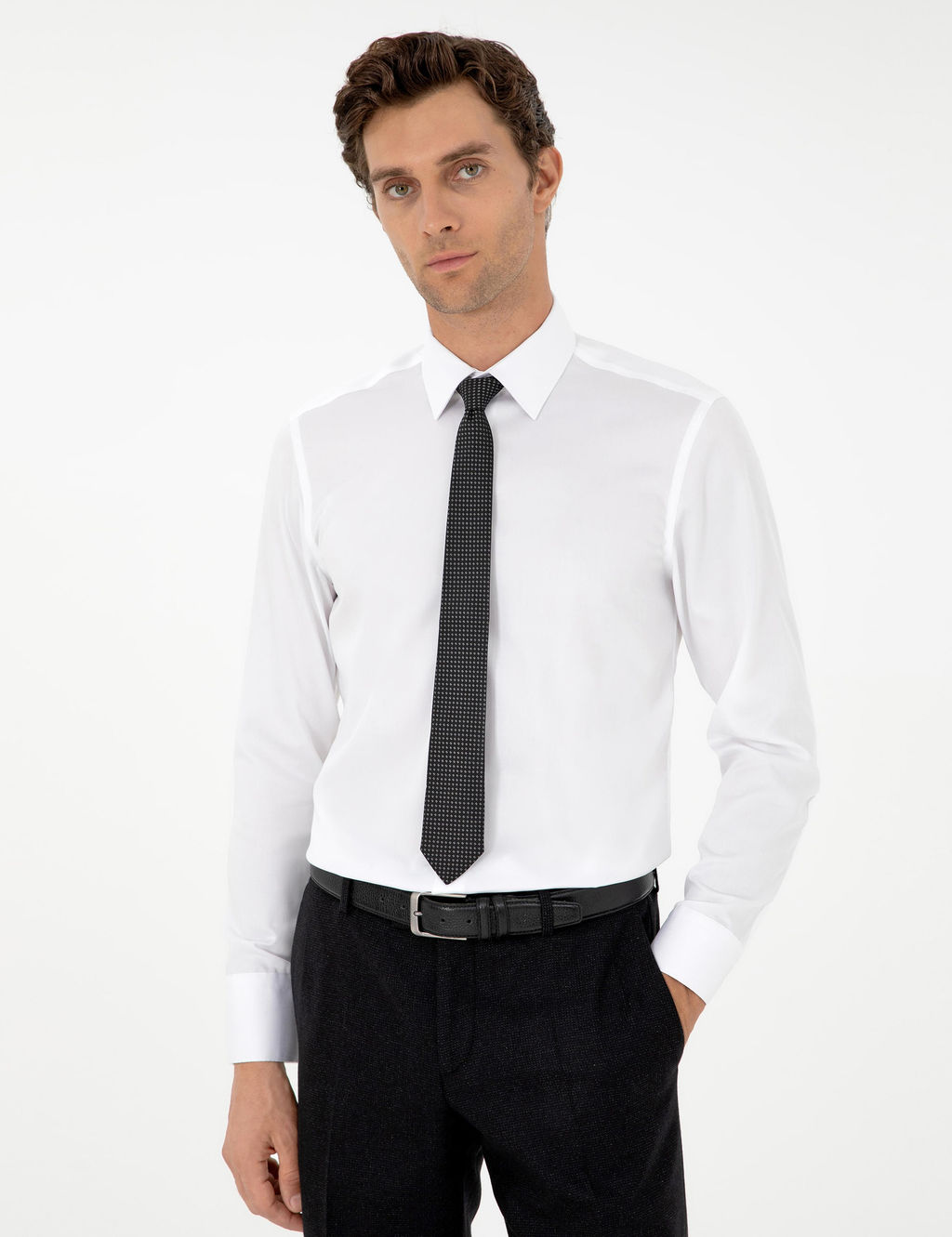 Белая приталенная рубашка с длинным рукавом