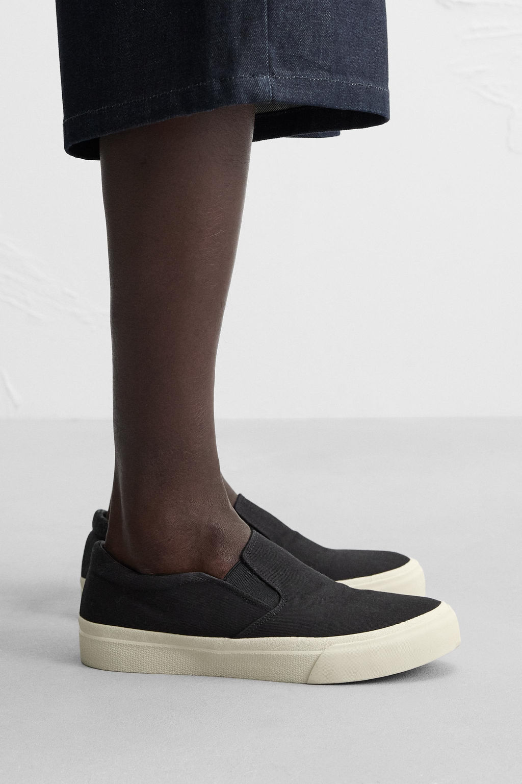 LACELESS FABRIC SNEAKERS