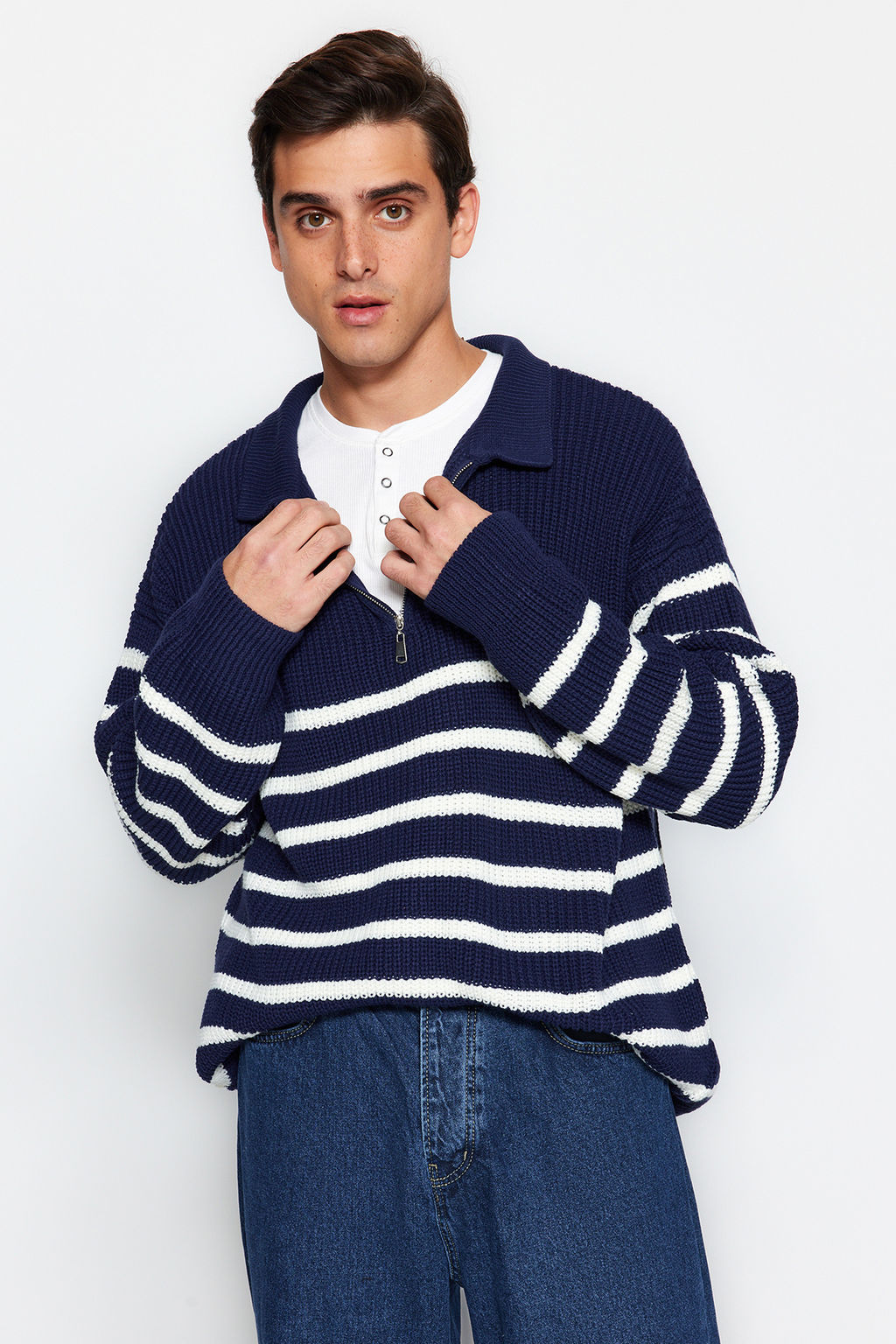 TRENDYOL MAN Vizon Casual Oversize Polo Yaka Cizgili Triko Kazak TMNAW24KZ00018 - Trendyolmilla фото 2