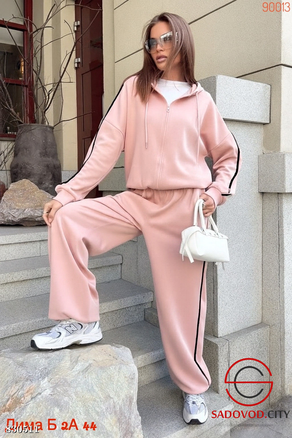 Спортивный женский костюм