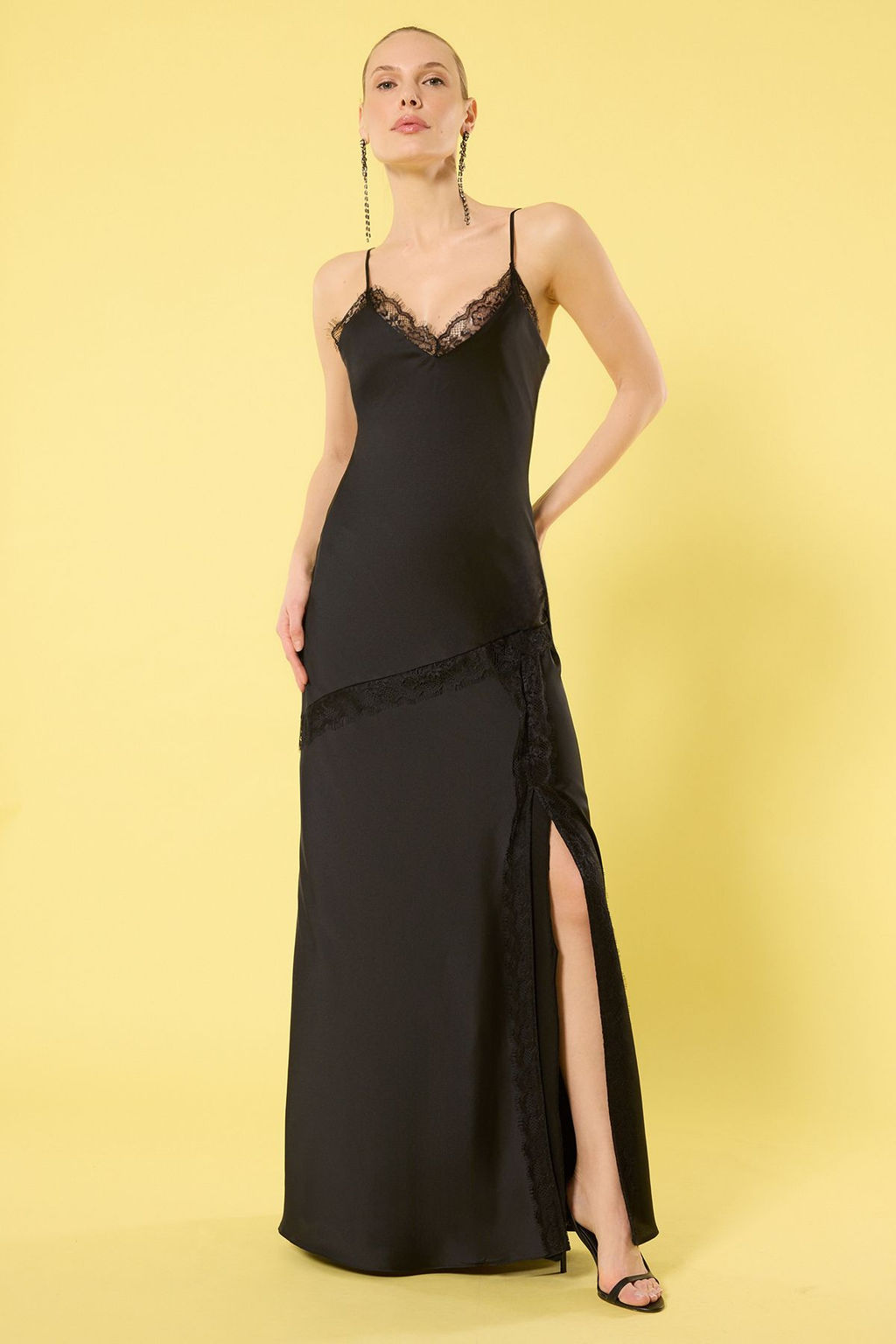 TRENDYOLMILLA Siyah V Yaka Dantel Detayl? Saten Dokuma Uzun S?k Abiye & Mezuniyet Elbise TPRSS25AE00090 фото 2