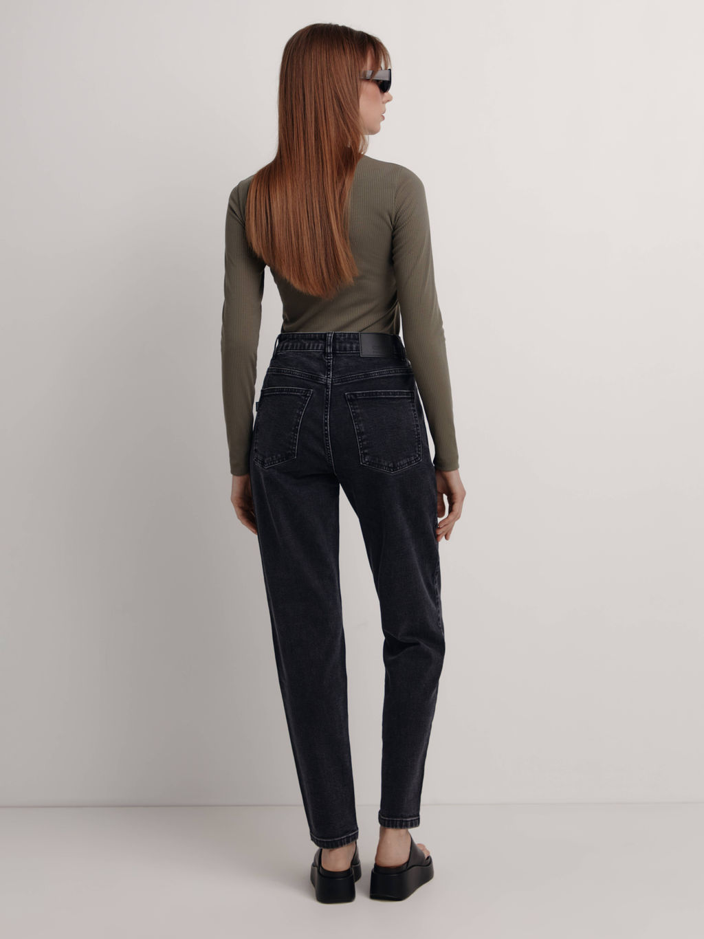 CONTE CON-515 Джинсы mom с вытачками по карманам washed black