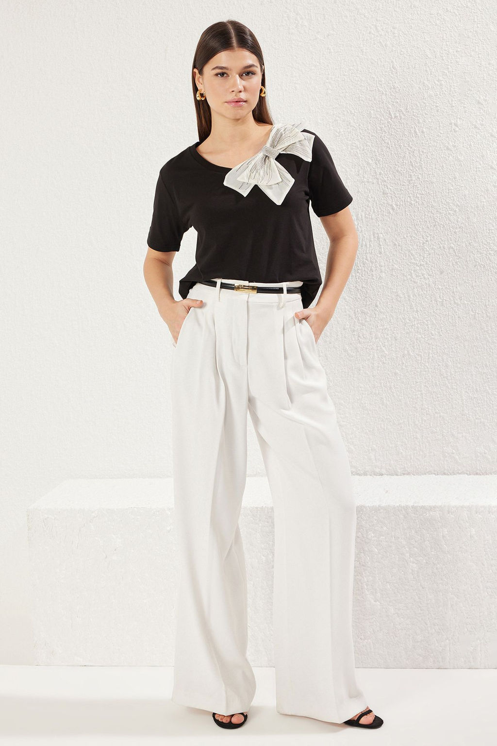 Siyah Fiyonk Aksesuar Detayl? Oversize/Genis Kal?p Orme T-Shirt TWOSS25TS00044