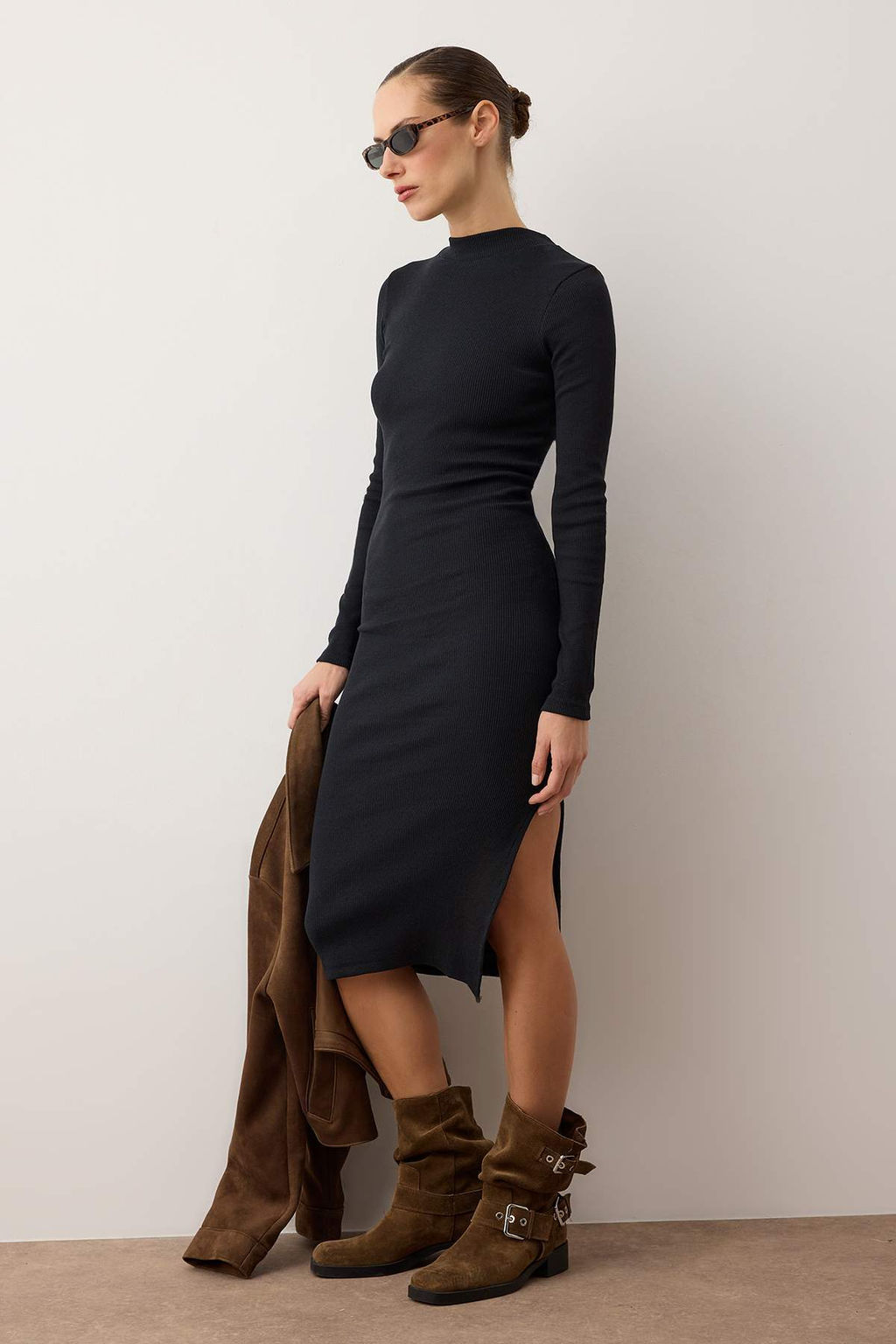 Siyah Vucuda Oturan Y?rtmacl? Bisiklet Yaka Midi Fitilli Esnek Orme Kalem Elbise TWOAW21EL0135