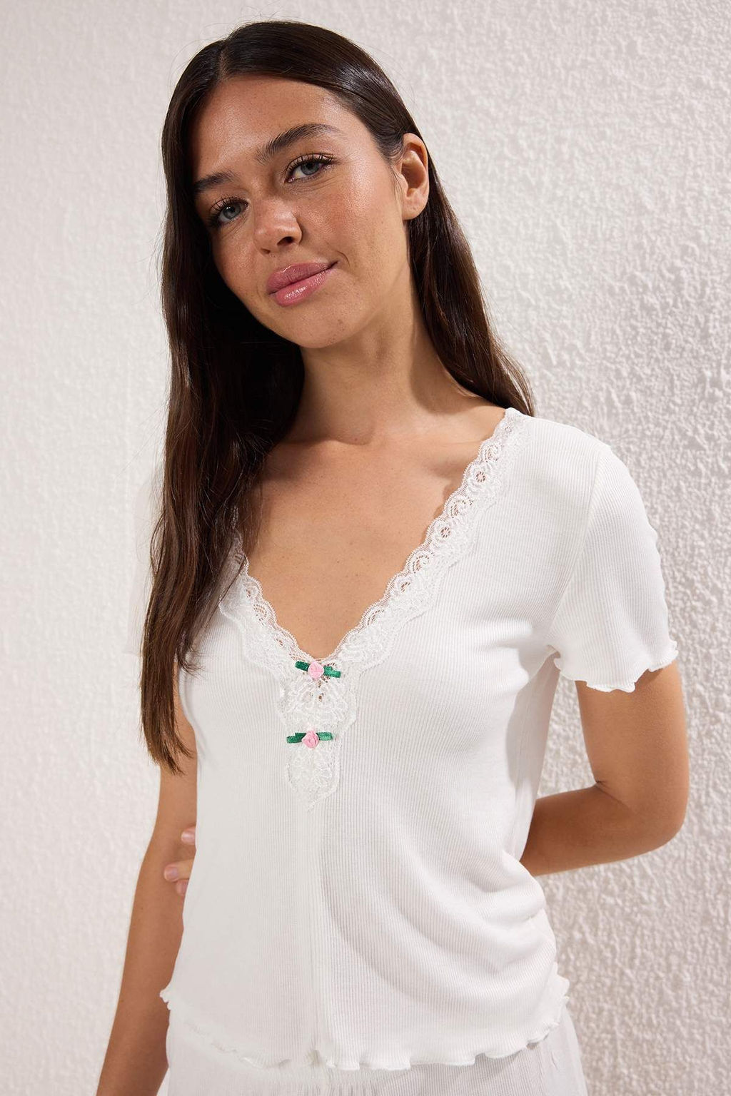 Trendyolmilla Pembe Dantel ve Gul Aksesuar Detayl? Fitilli Sortlu Orme Pijama Tak?m? THMSS25PT00417