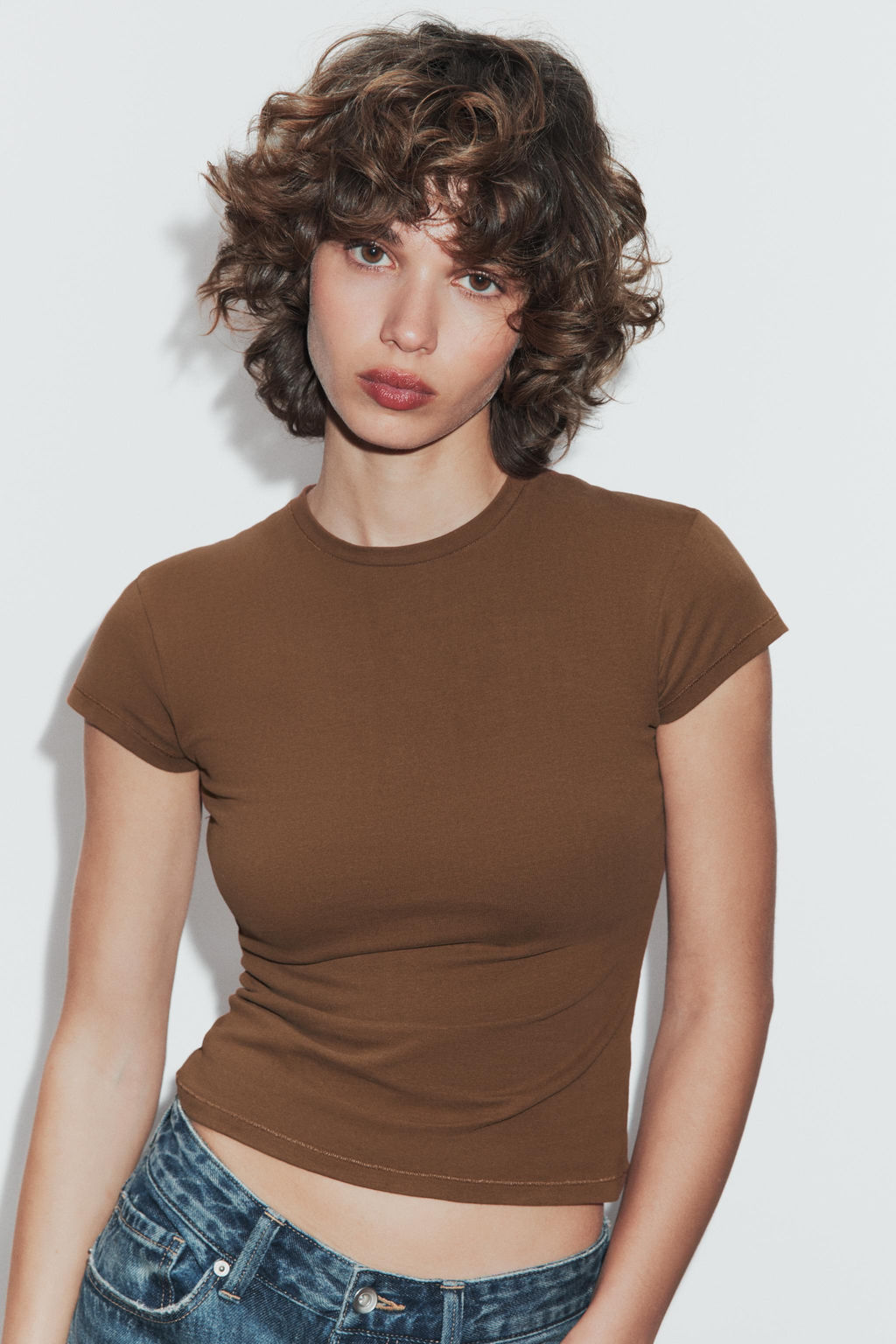 CAMISETA ENTALLADA MANGA CORTA / Marr?n
