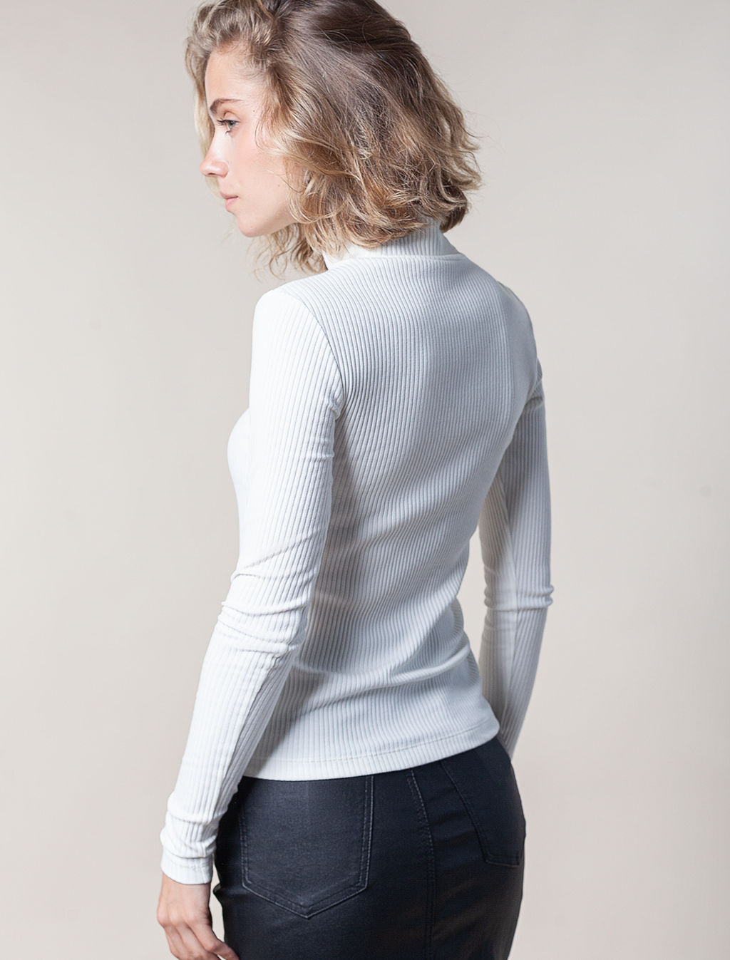 Водолазка из трикотажа в широкий рубчик