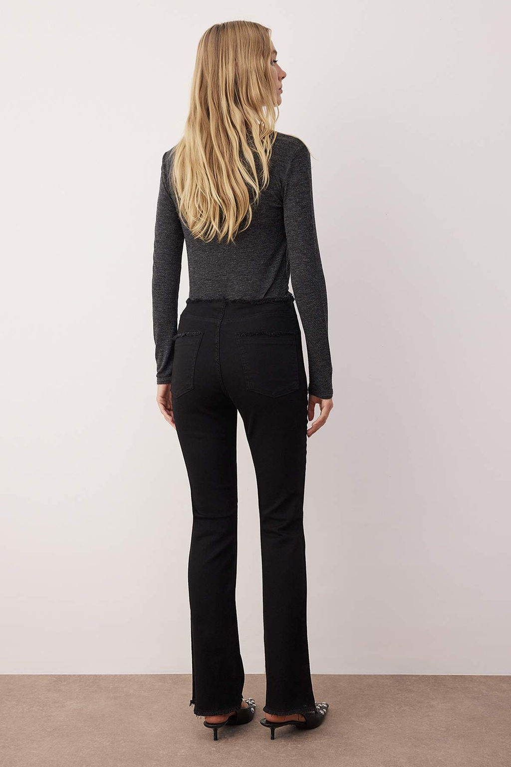 Siyah Beli Puskullu Dusuk Bel Flare Jeans TWOAW26JE00044 - Trendyolmilla фото 4