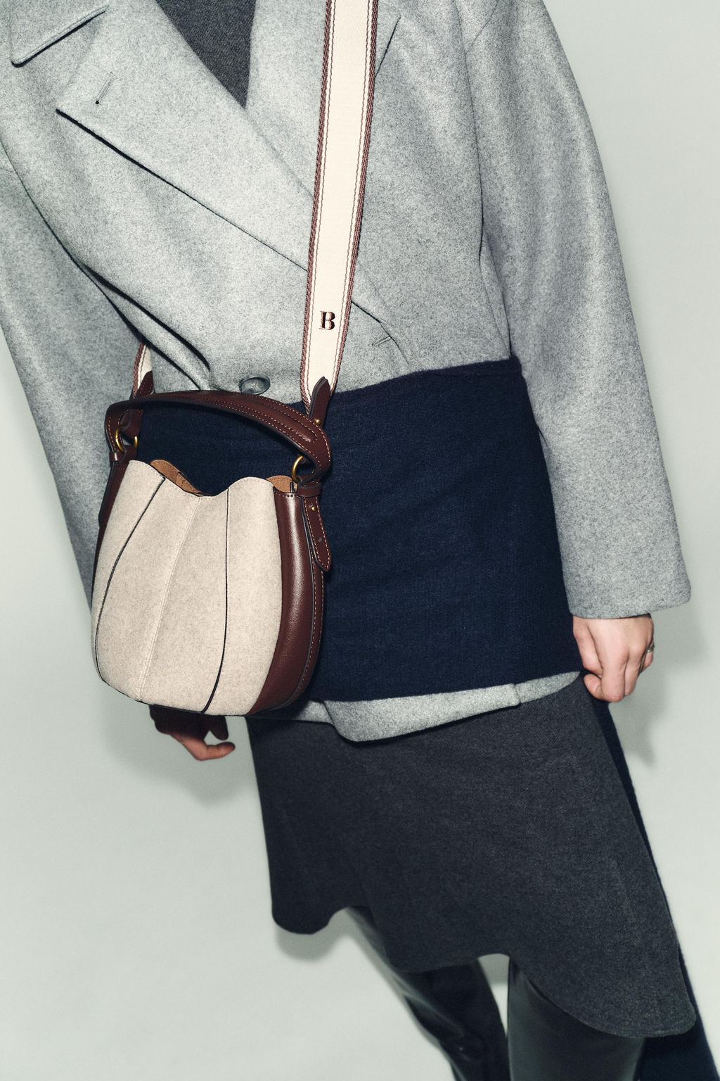 TOPSTITCH FABRIC BUCKET BAG