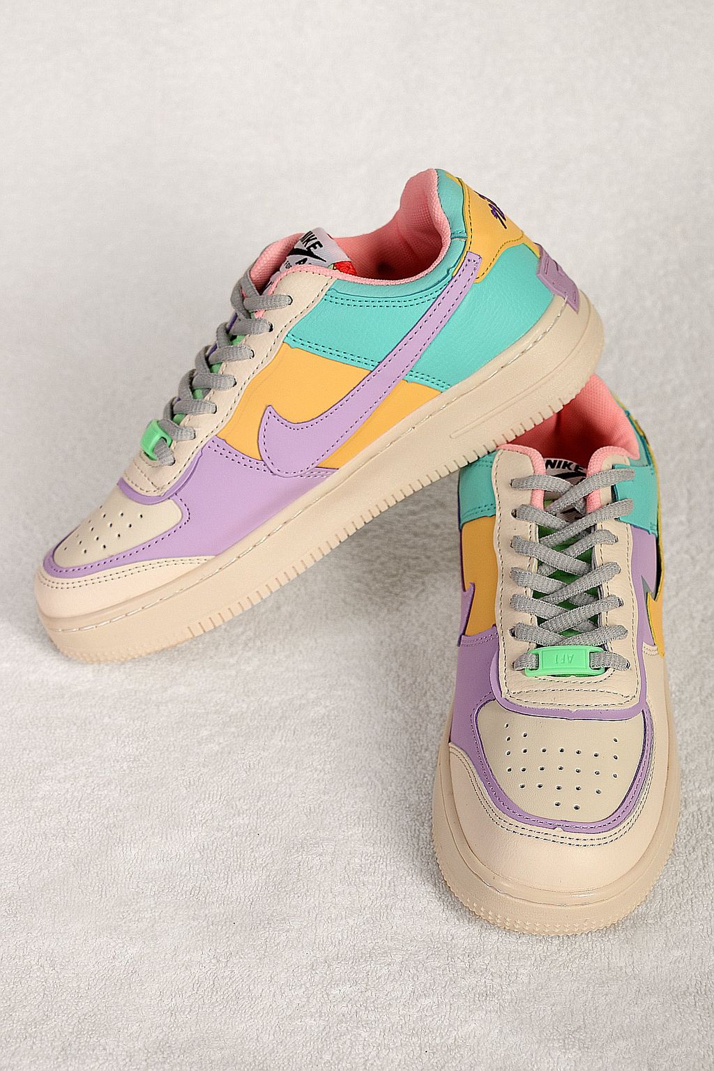 Кроссовки в стиле колор-блок