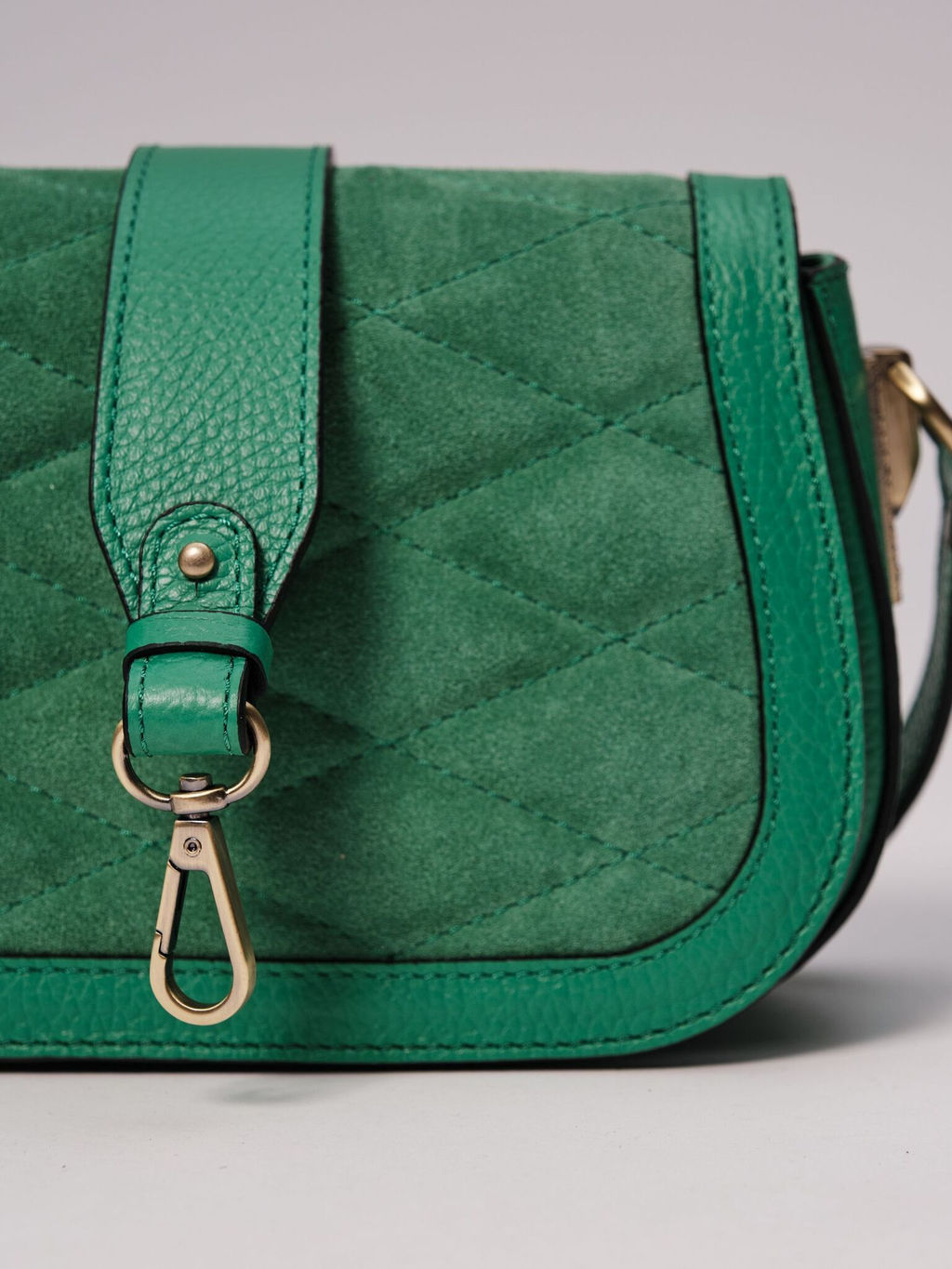 Сумка замшевая на плечо Deboro 30791 зеленая весна