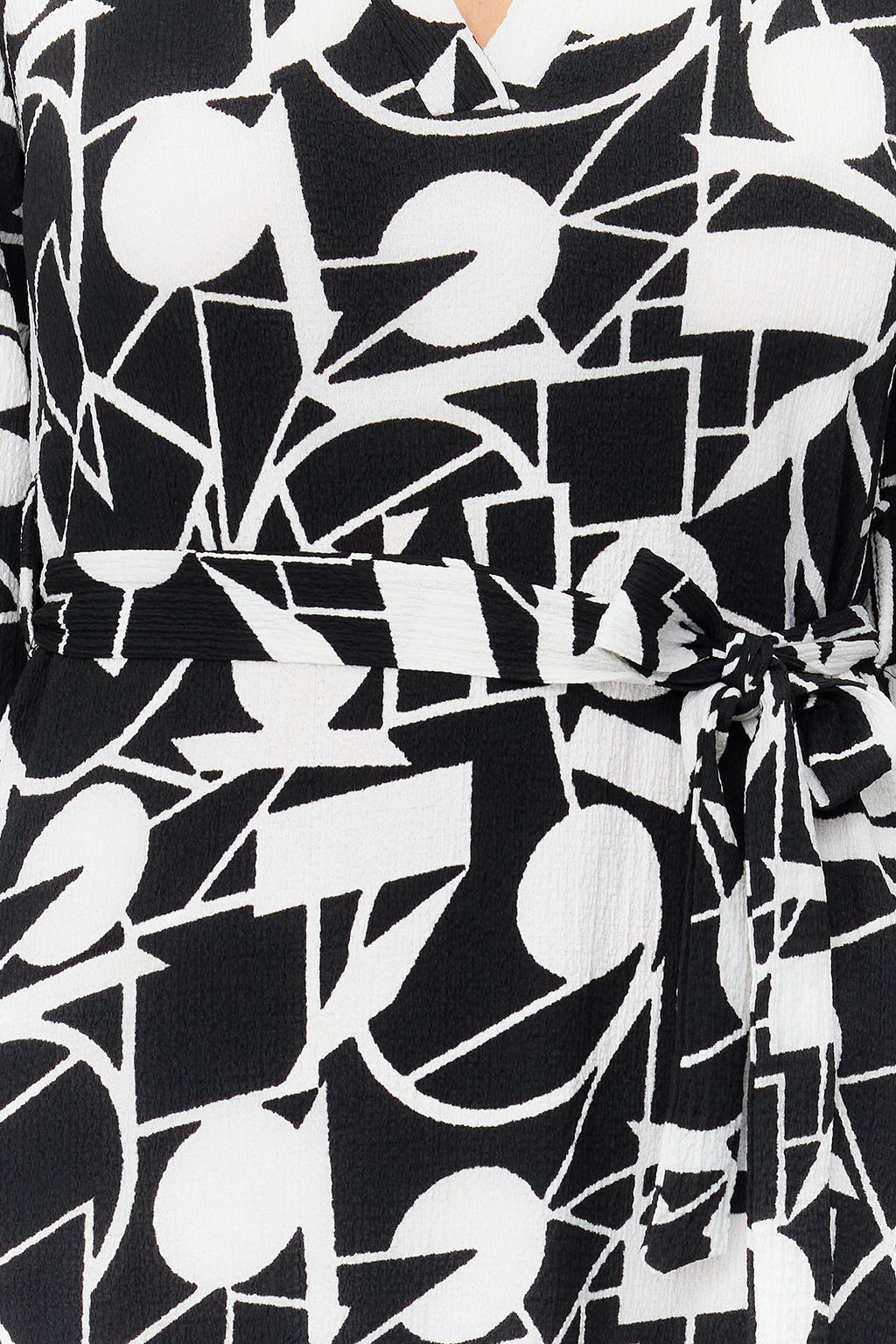 TRENDYOLMILLA Siyah Geometrik Desenli Truvakar Kol V Yaka Midi Boy Orme Elbise TWOSS24EL00102