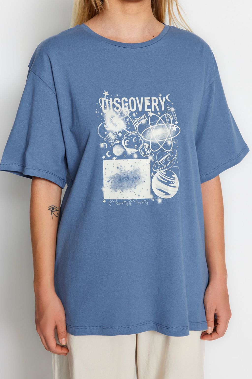 TRENDYOLMILLA Indigo %100 Pamuk Bask?l? Boyfriend/Genis Kal?p Bisiklet Yaka Orme T-Shirt TWOSS22TS1304 фото 3