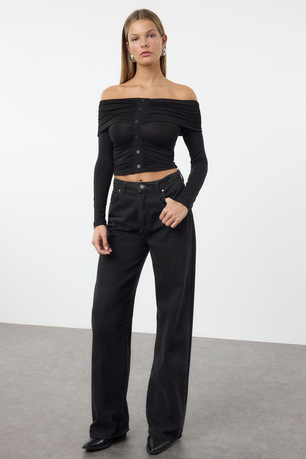 Siyah Buzgu/Drape Detayl? Dugme Detayl? Carmen Yaka Crop Orme Bluz TWOAW25BZ00240 - Trendyolmilla фото 2