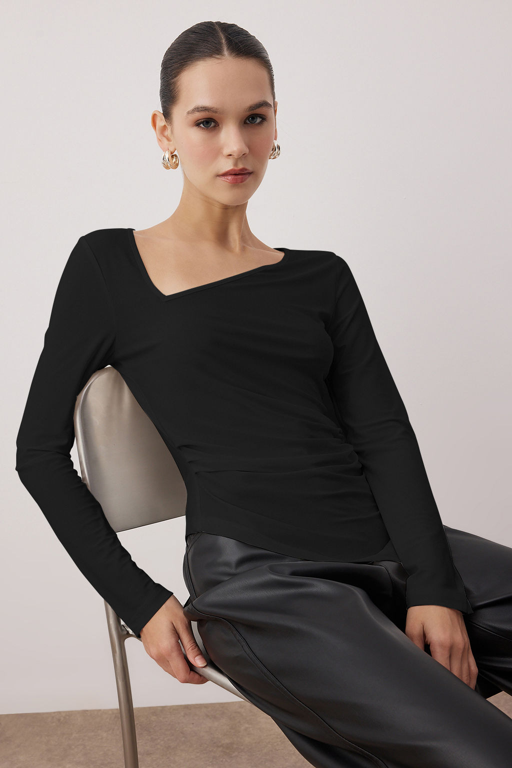 Siyah Asimetrik Yaka Detayl? Vucuda Oturan Esnek Orme Bluz TWOAW26BZ00117