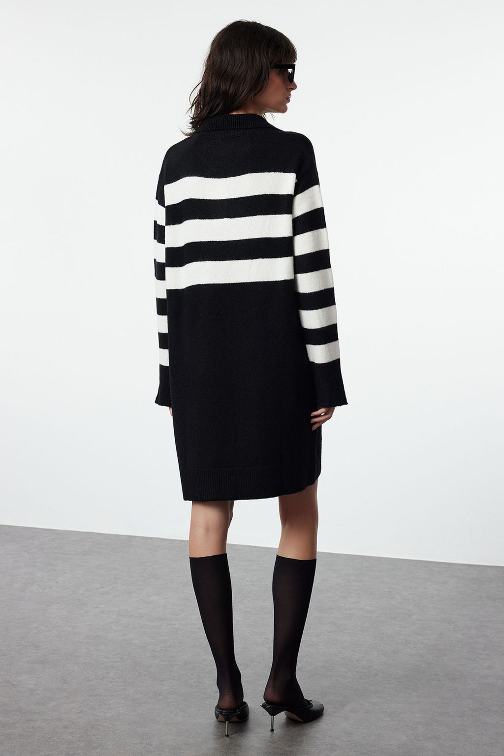 Siyah Cizgili Mini Triko Yumusak Dokulu Elbise TWOAW25EL00074