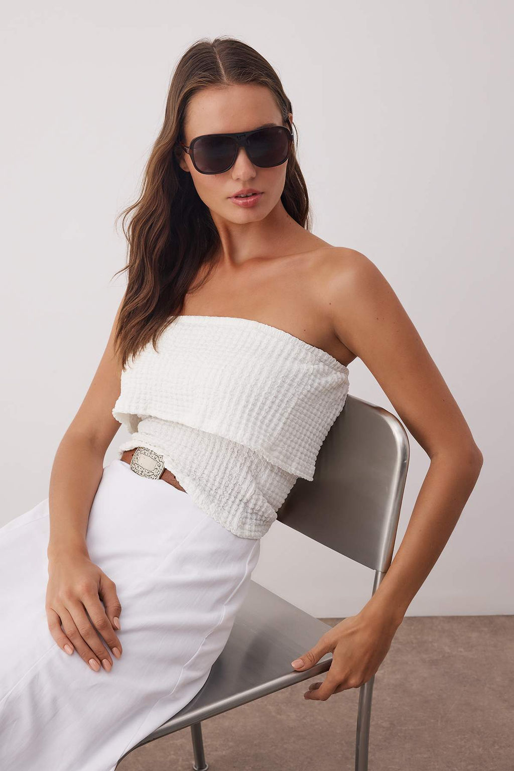 Beyaz Dokulu Karmen Yaka Vucuda Oturan Crop Esnek Orme Bluz TWOSS25BZ00602