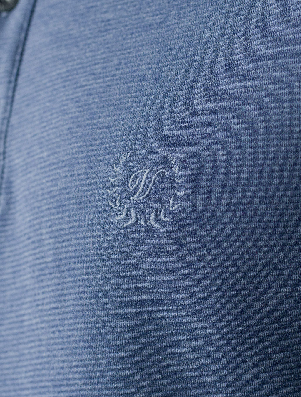 Лонгслив из мягкого фактурного трикотажа с плетеным воротником поло на пуговицах