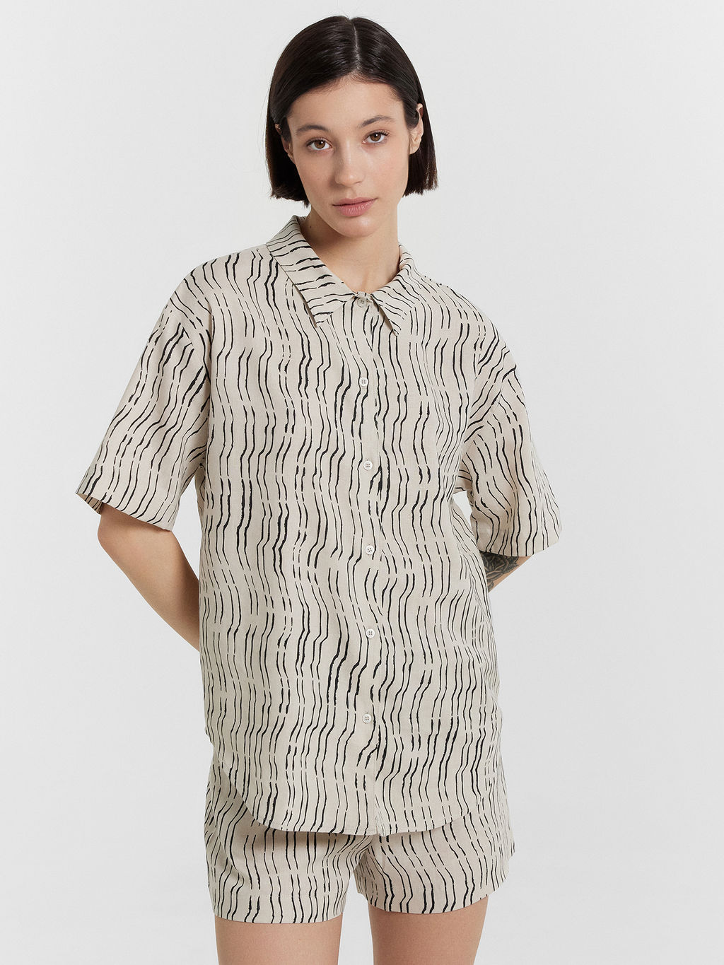 КОМПЛЕКТ ЖЕНСКИЙ (ЖАКЕТ, ШОРТЫ) полоски на молочном 592498