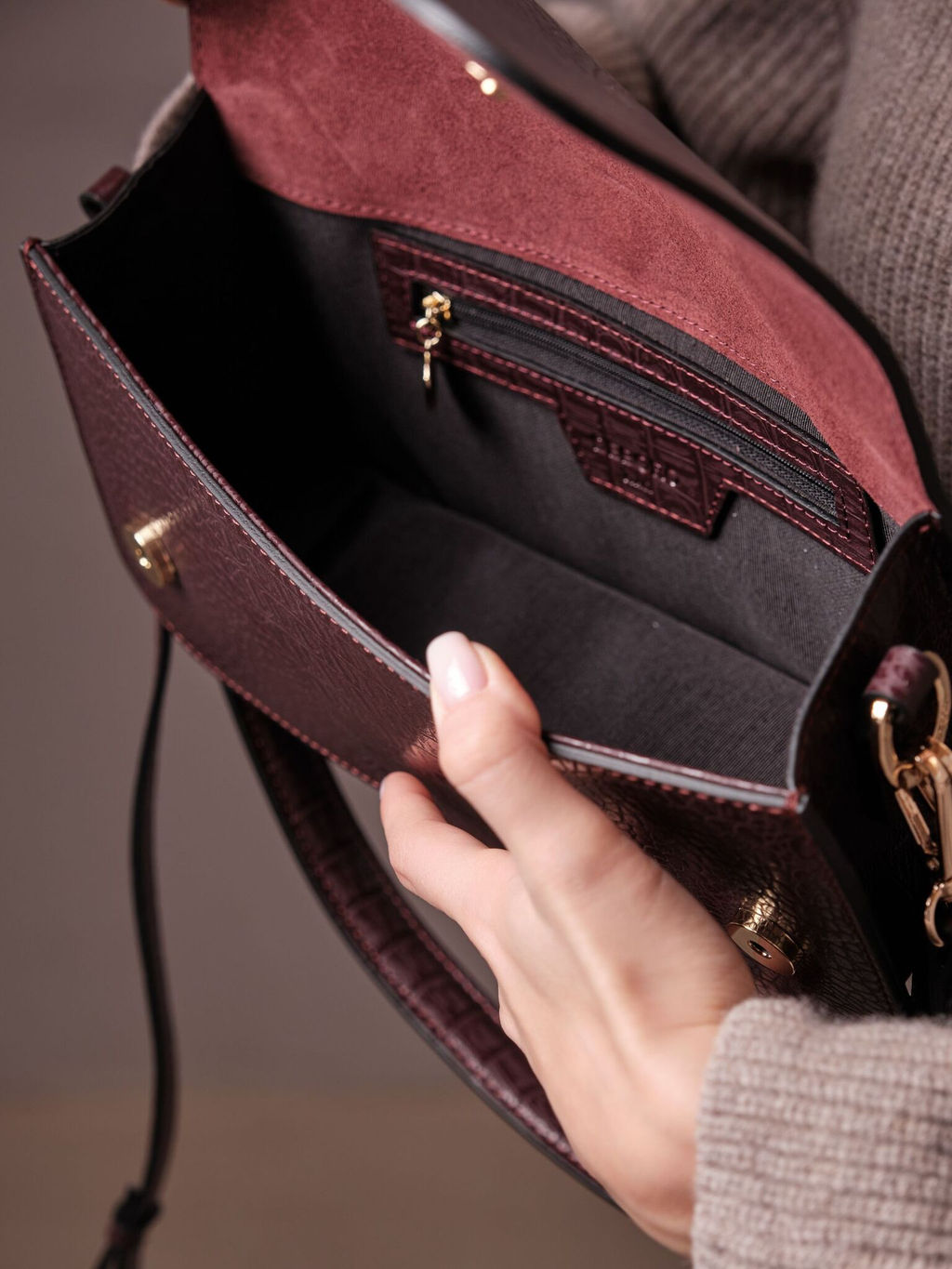 Сумка кожаная багет Deboro 30138 крок/пурпур