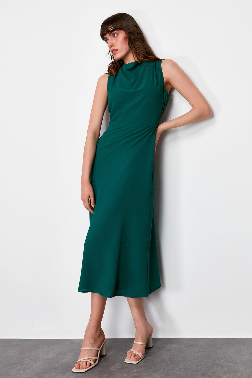 TRENDYOLMILLA Pembe Degaje Yaka Etegi Kesik Detayl? Midi Dokuma Elbise TWOSS24EL00390 фото 3