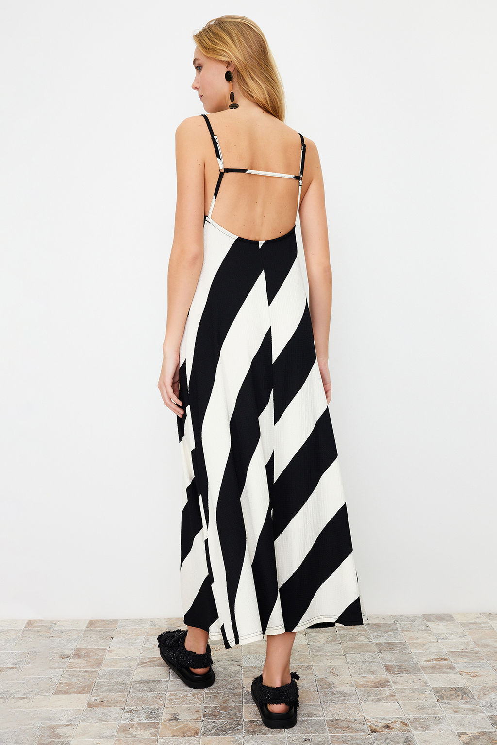 Siyah Bask?l? Ayarlanabilir Ask?l? A-Line Burumcuk/Dokulu Orme Maxi Elbise TWOSS24EL00060