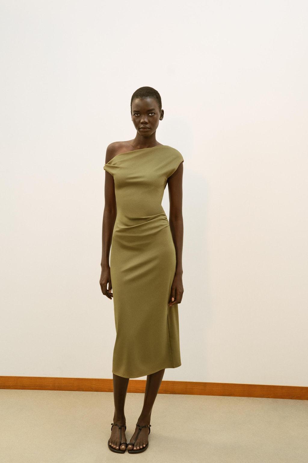 VESTIDO MIDI ASIM?TRICO / Oliva
