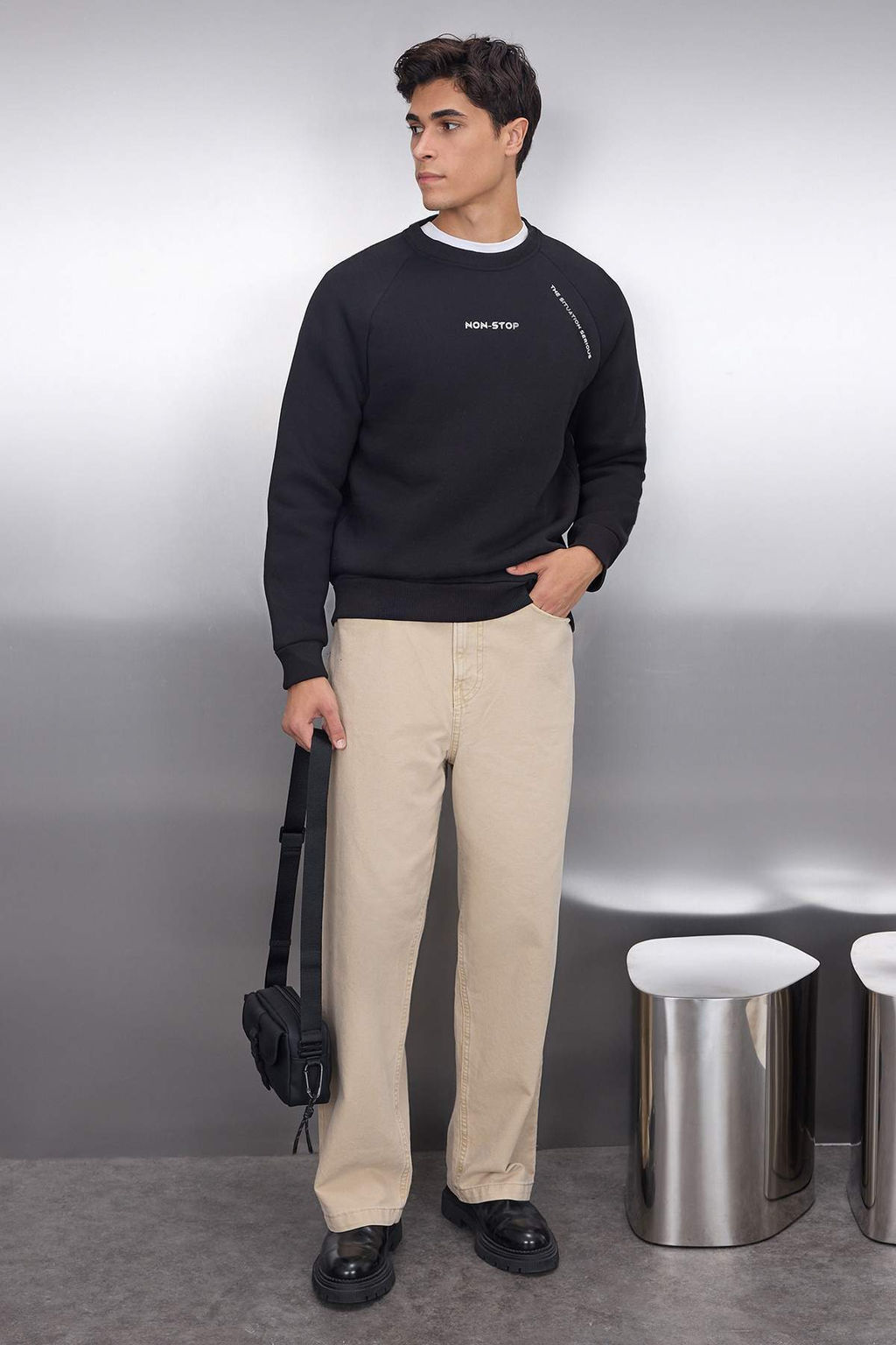 TRENDYOL MAN Siyah Regular/Normal Kesim Reglan Kollu Yaz? Bask?l? Sweatshirt TMNAW22SW0726