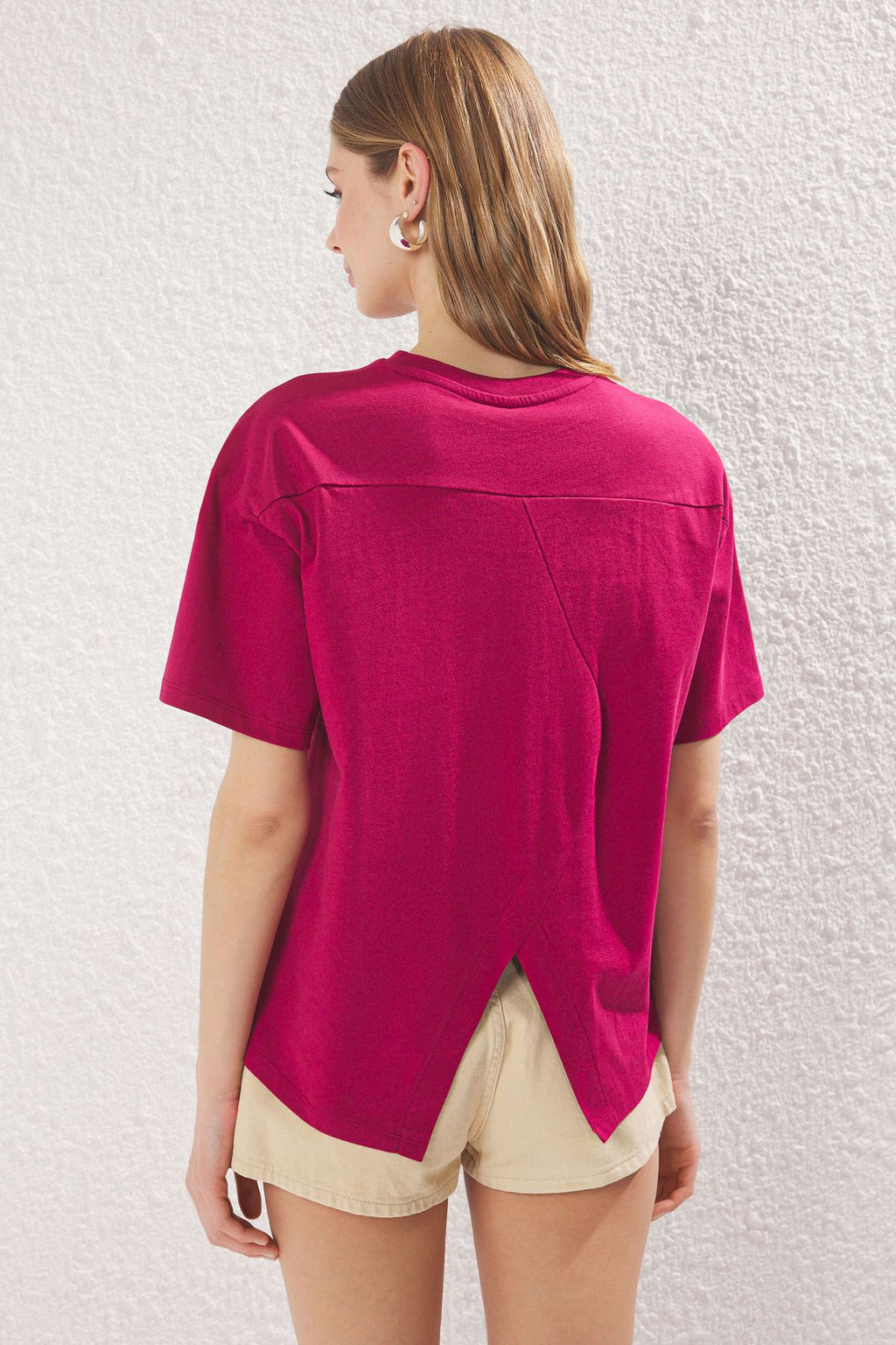 Visne Curugu %100 Suprem Oversize/Genis Kesim Asimetrik S?rt Detayl? Orme T-Shirt TWOSS25TS00040