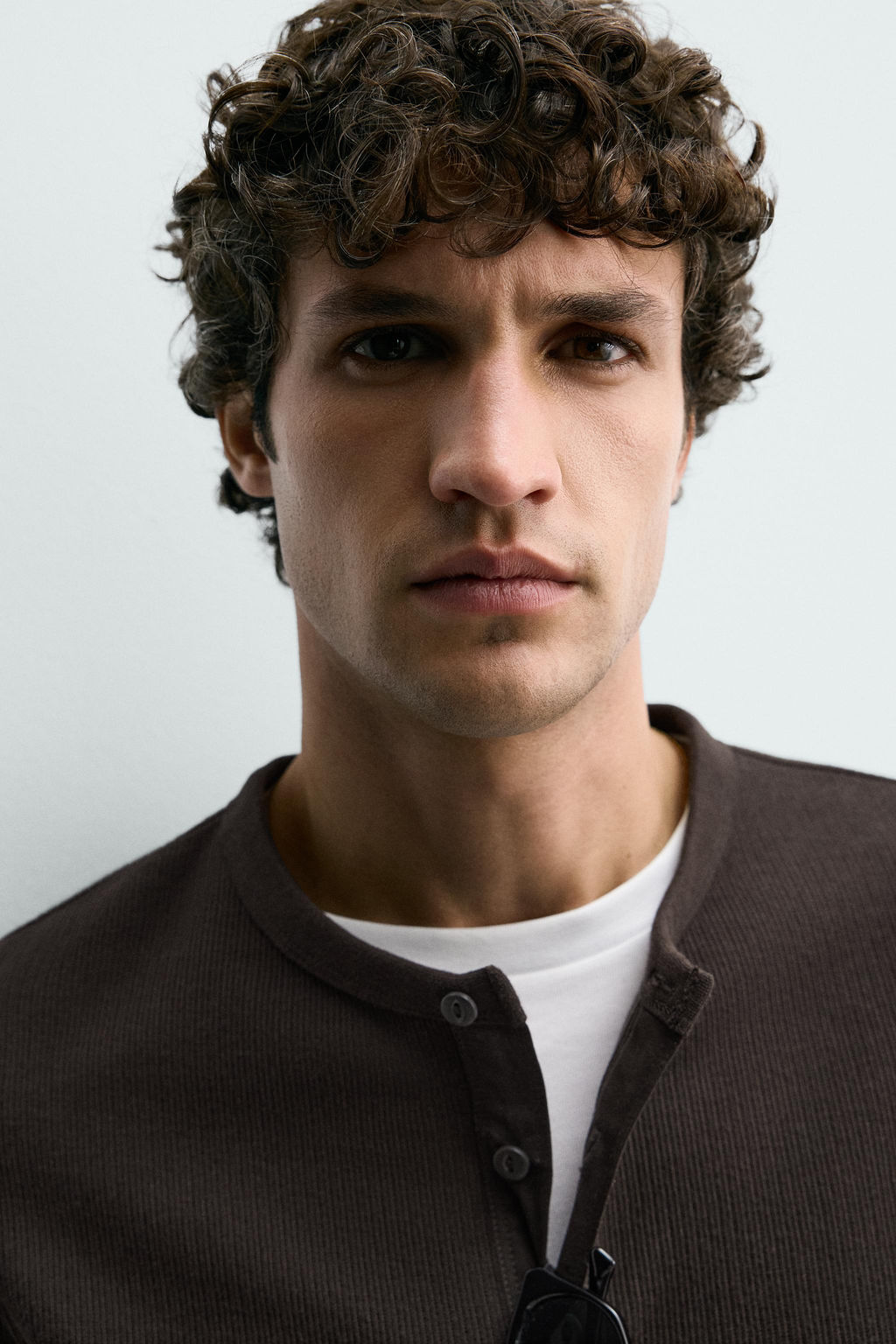 CAMISETA ESTRUCTURA CUELLO PANADERO / Chocolate