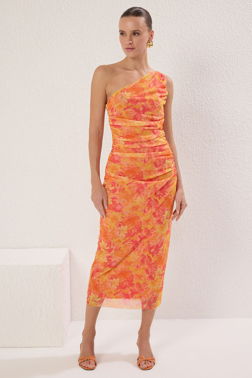 TRENDYOLMILLA Turuncu Tek Kol Vucuda Oturan Aksesuar Detayl? Tul Esnek Orme Midi Kalem Elbise TWOSS24EL00174