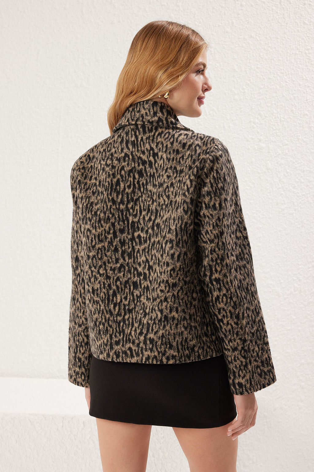 Trendyolmilla Cok Renkli Leopar Desenli Kruvaze Oversize K?sa Kaban TWOSS25KB00002  фото 5