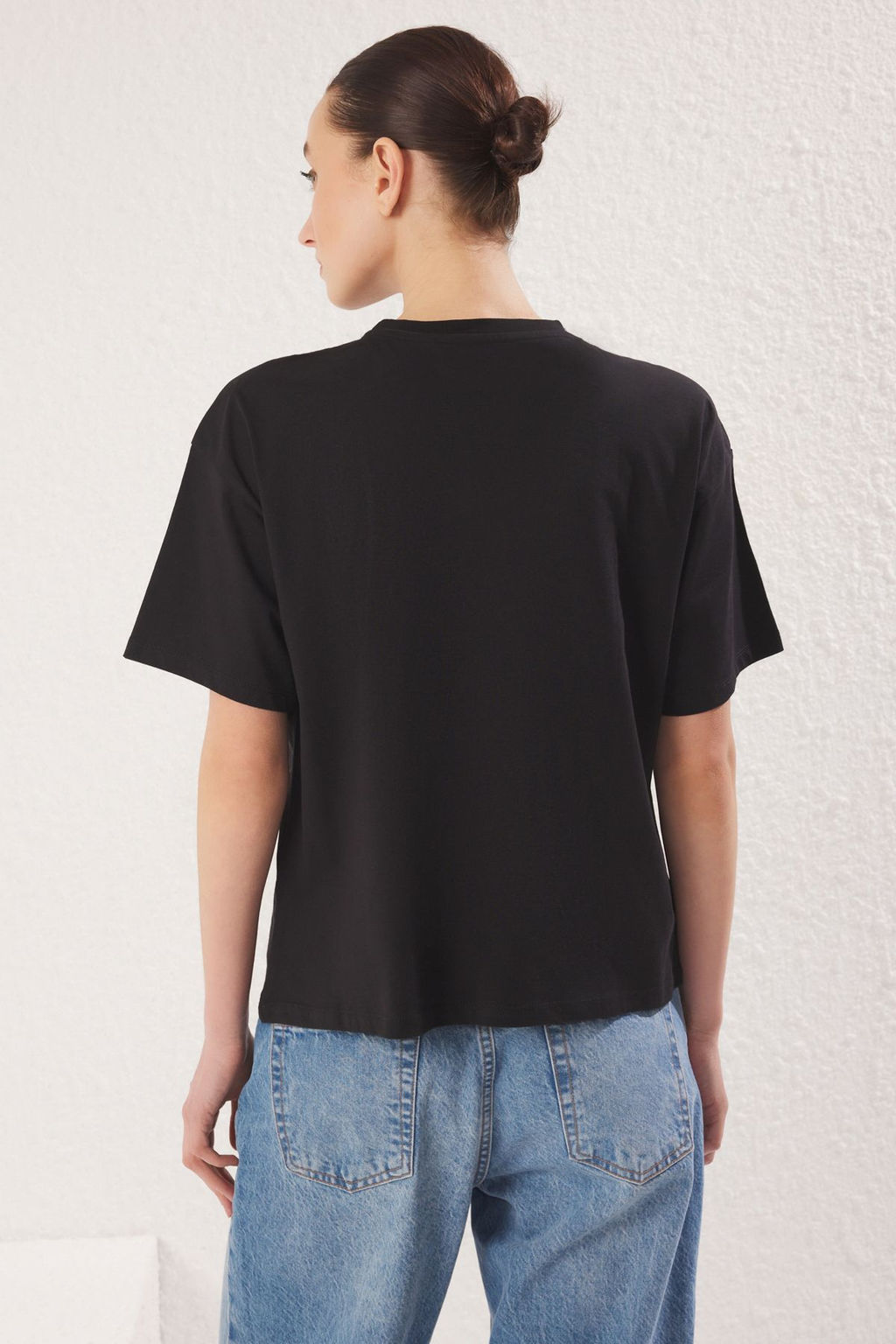 TRENDYOLMILLA Siyah %100 Pamuk Bask?l? Relaxed/Genis Rahat Kesim Bisiklet Yaka Orme T-Shirt TWOSS23TS00267 фото 5