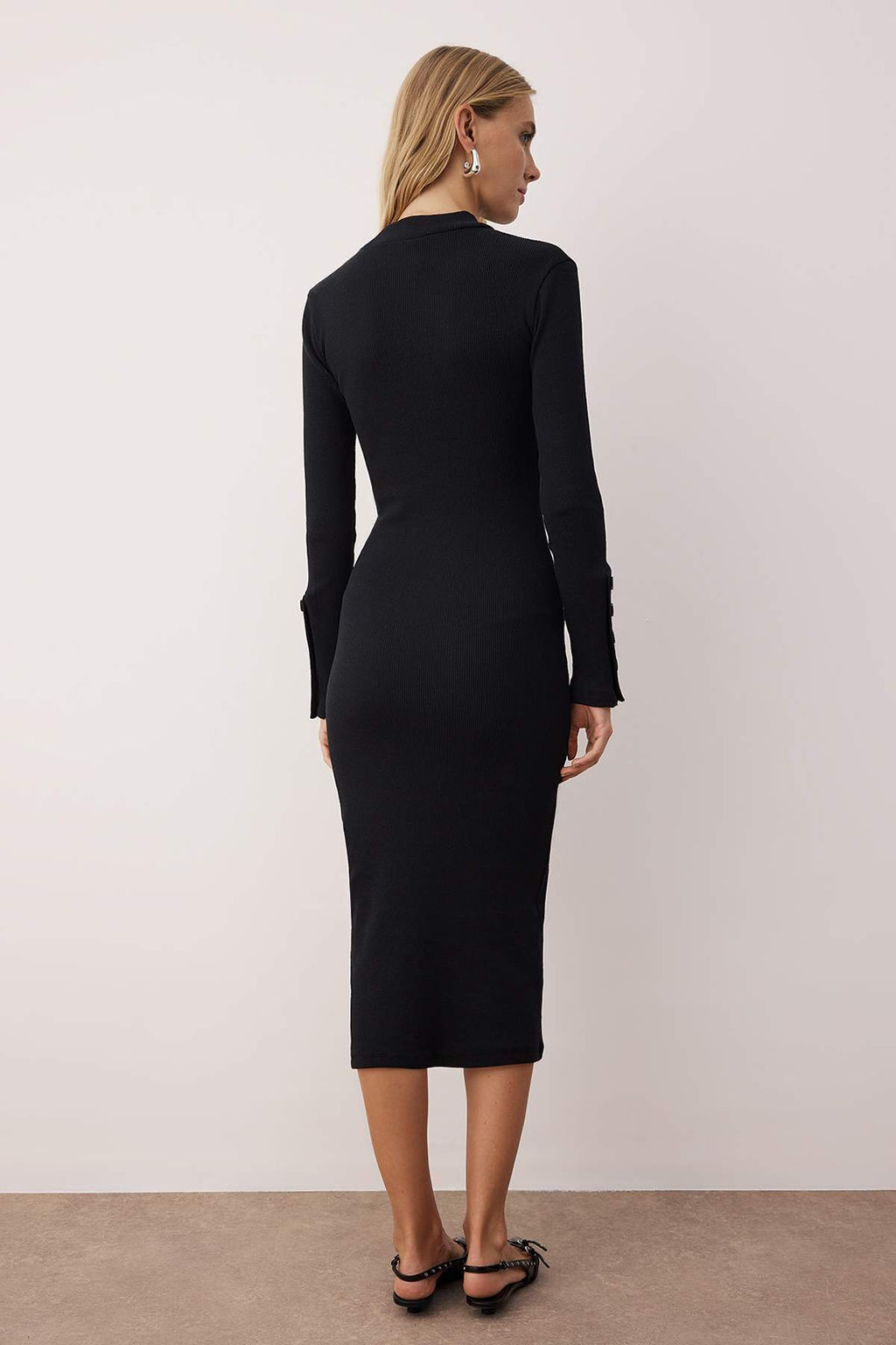 Siyah Dik Yaka Fitted/Vucuda Oturan Dugmeli Midi Orme Elbise TWOAW26EL00218