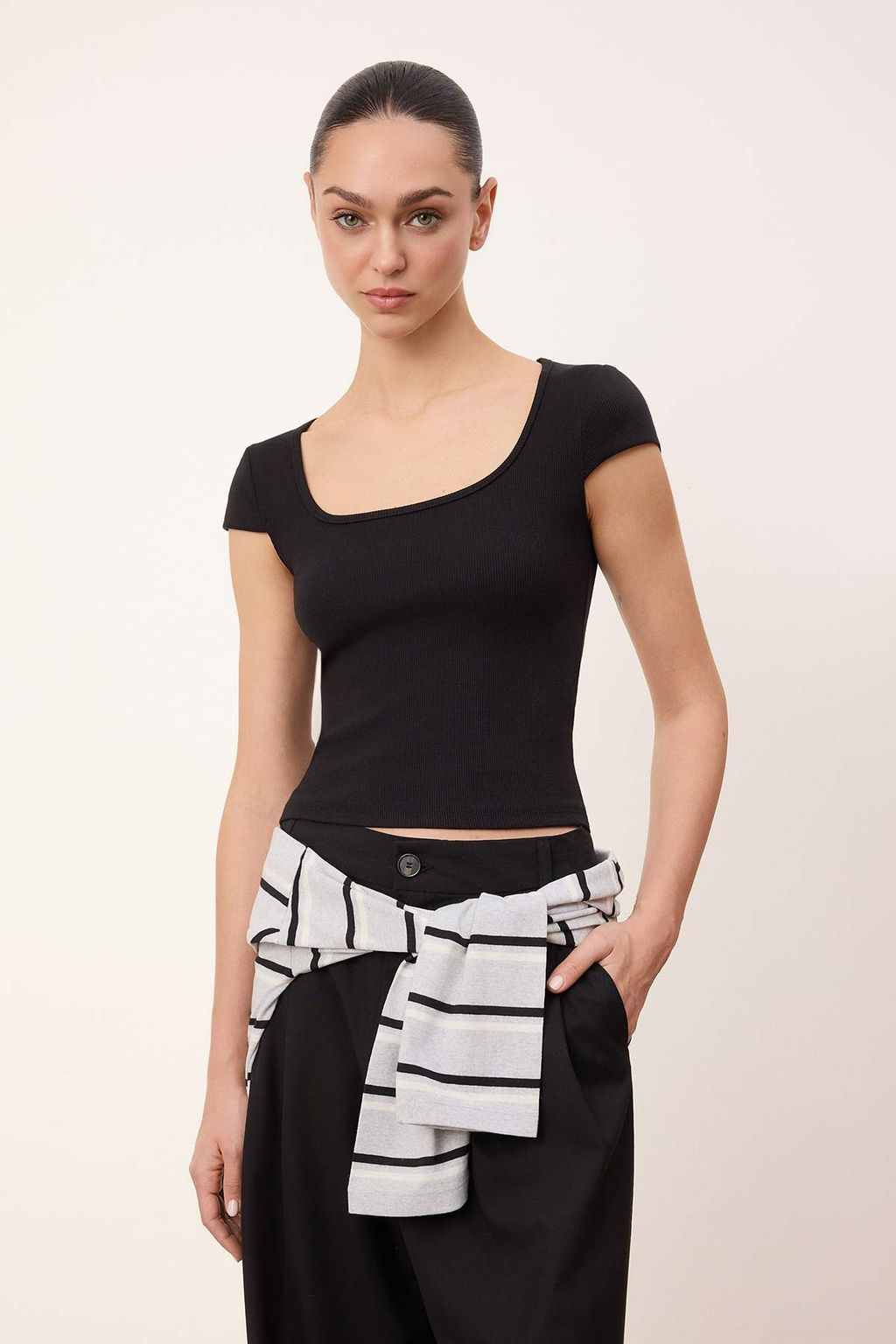 Siyah Fitted Kare Yaka K?sa Kollu Crop Fitilli Esnek Orme Bluz TWOSS26BZ00155 - Trendyolmilla фото 4