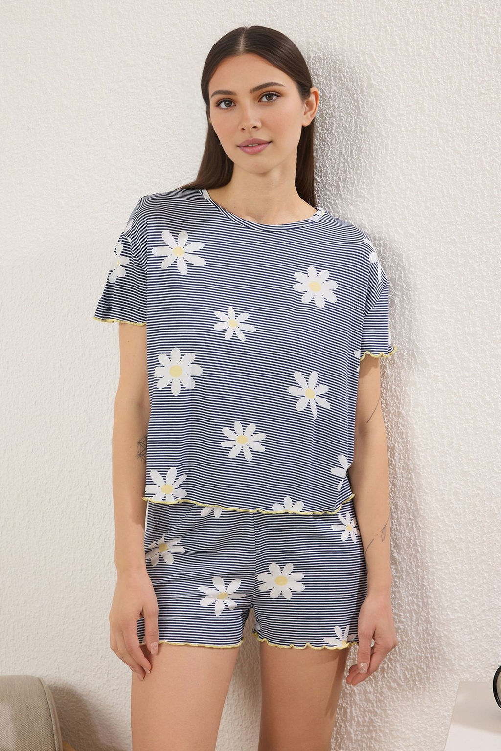 Trendyolmilla Sar?-Cok Renkli Cicekli ve Cizgili Baby Overlok Detayl? Sortlu Orme Pijama Tak?m? THMSS25PT00205 фото 8