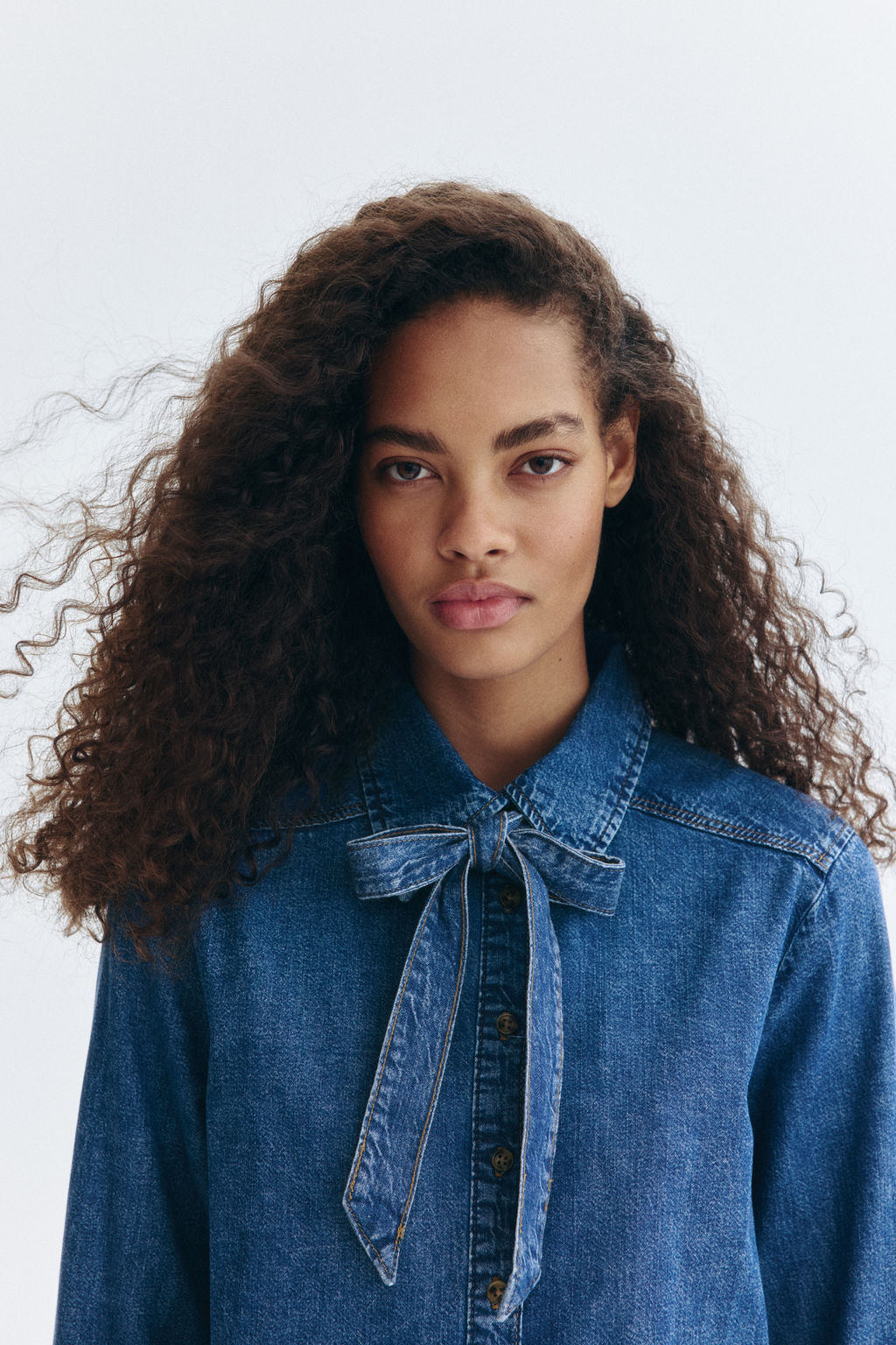 Blusa denim con lazada - H&m фото 3