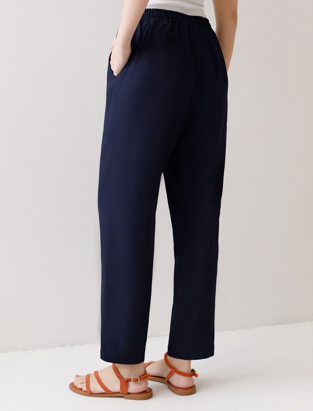 Брюки бананы с поясом на резинке из плотного лиоцелла - Vilatte фото 3