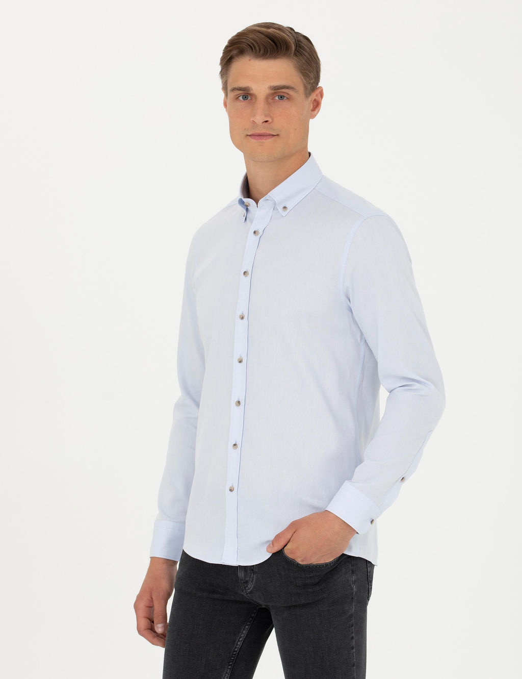 Голубая зауженная рубашка с длинным рукавом