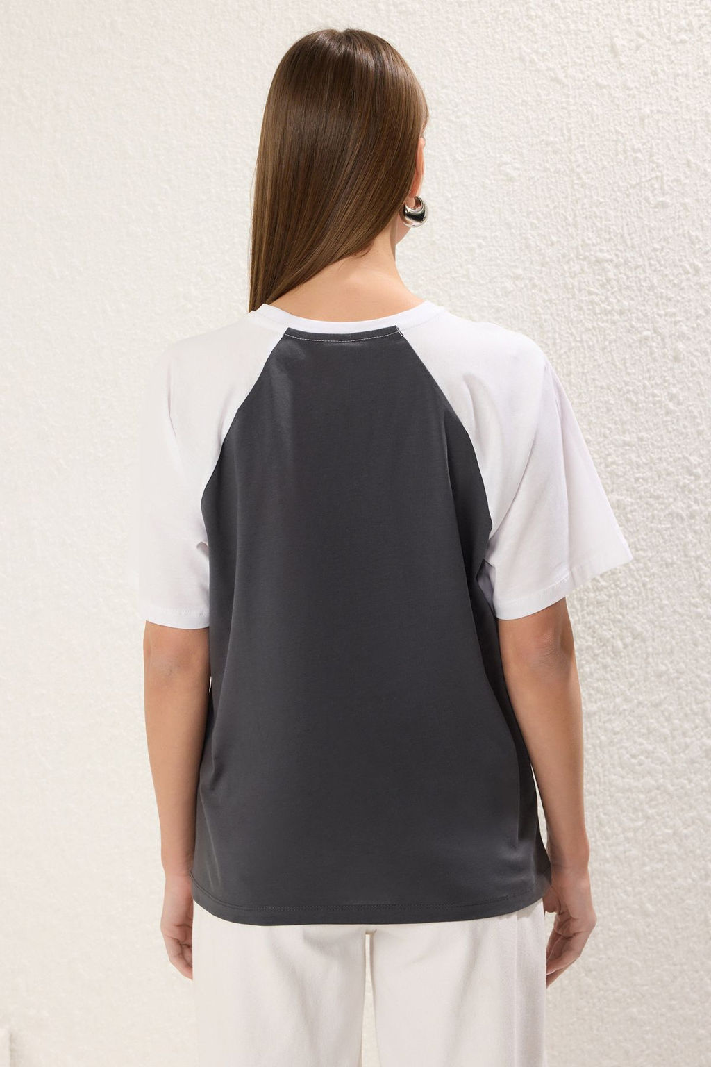 TRENDYOLMILLA Antrasit %100 Pamuk Renk Bloklu Sloganl? Relaxed/Rahat Kesim Orme T-Shirt TWOSS24TS00134 фото 4