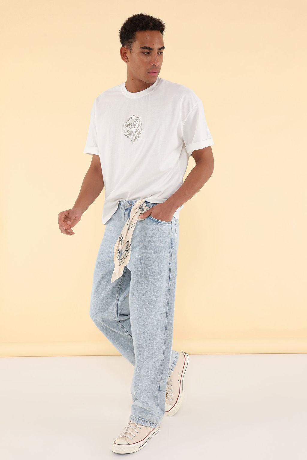 TRENDYOL MAN Unisex Ekru Crop/K?sa Kal?p Cicek Nak?sl? %100 Pamuk T-Shirt TMNSS25TS00098