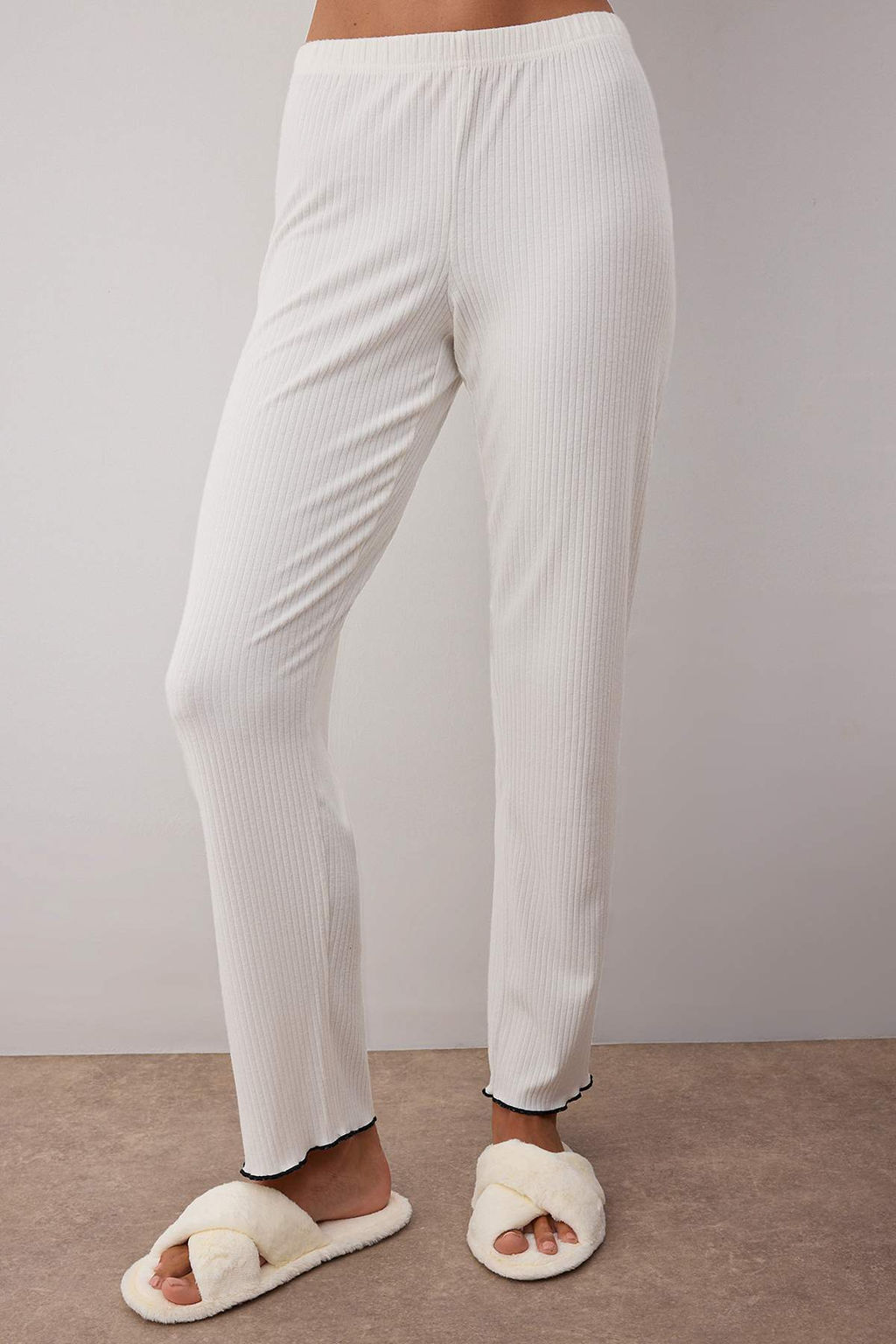 Beyaz Kurdele/Fiyonk Detayl? Fitilli Orme Pijama Tak?m? THMAW26PT00096