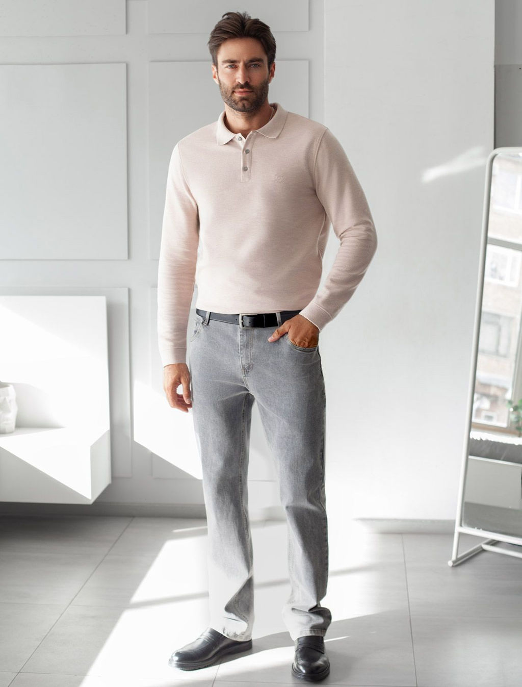 Лонгслив из мягкого фактурного трикотажа с плетеным воротником поло на пуговицах